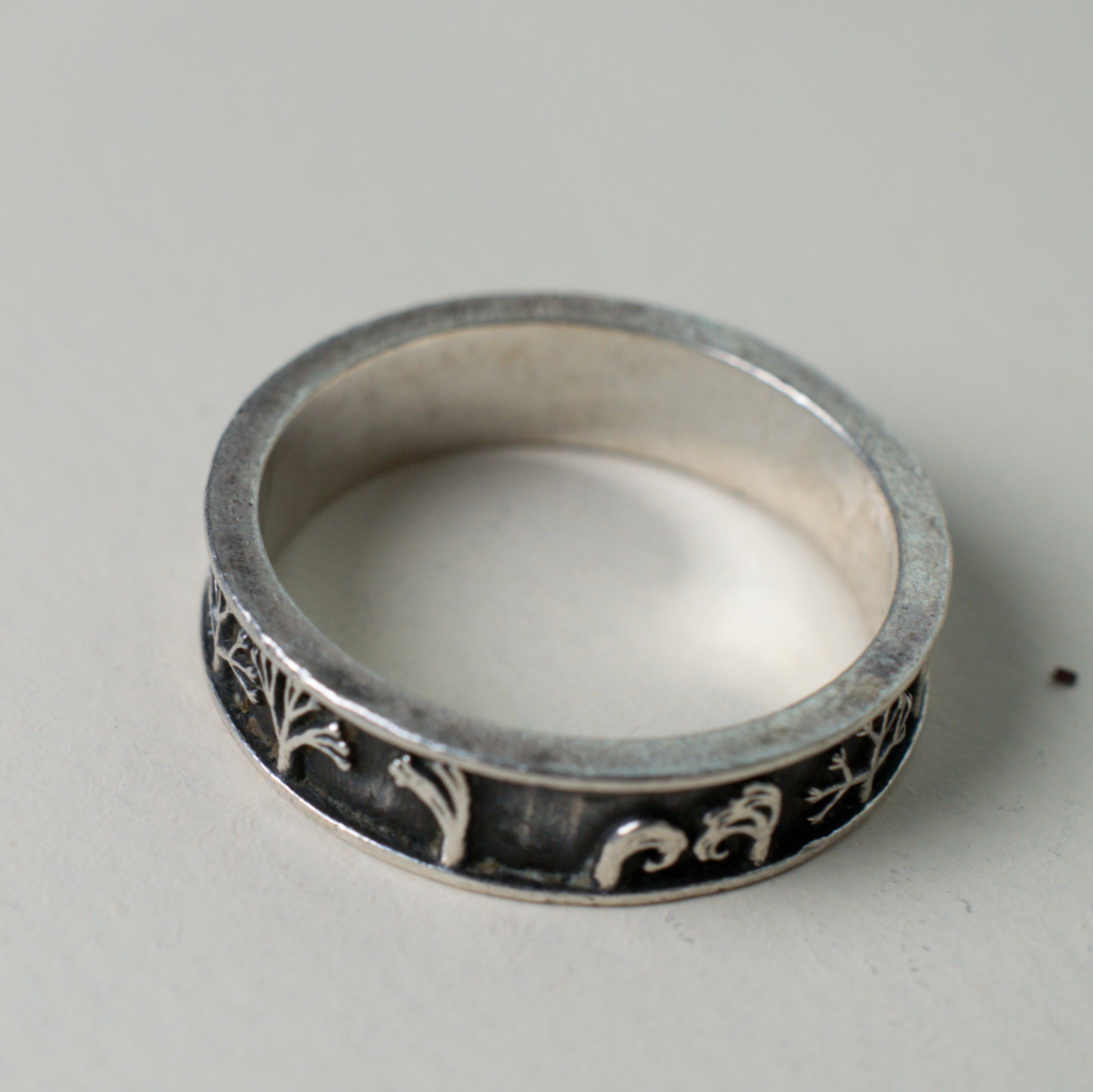 Dancing Fronds Eternity Band