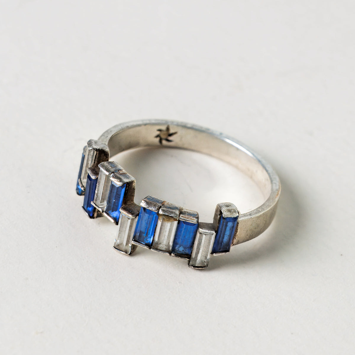 Art deco Jitter ring with baguette stones