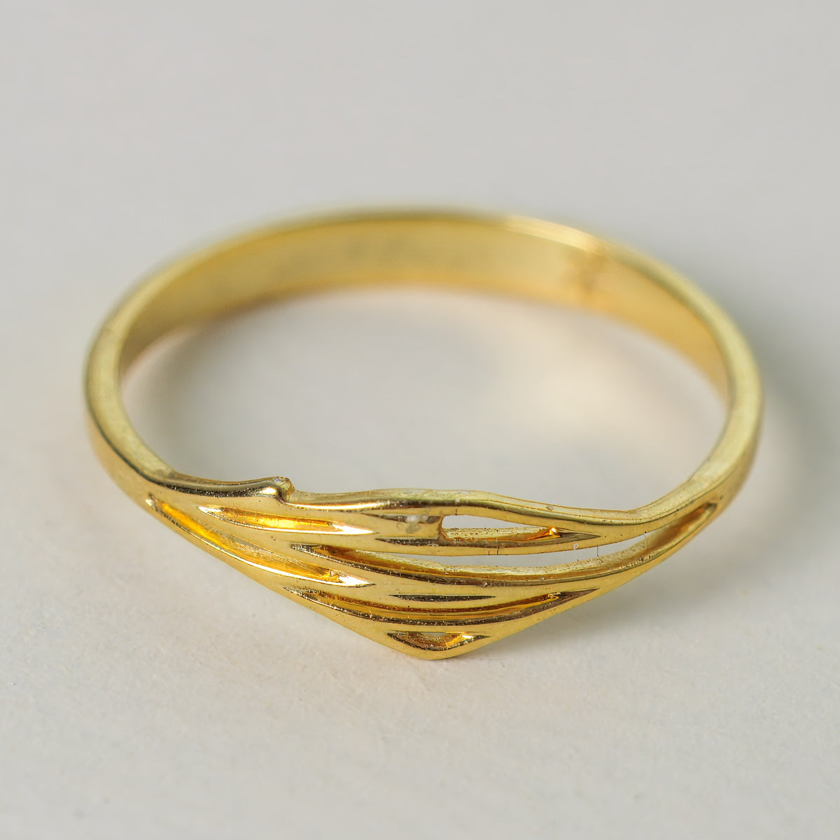 Snowdrift smooth band, a nature-inspired wedding ring