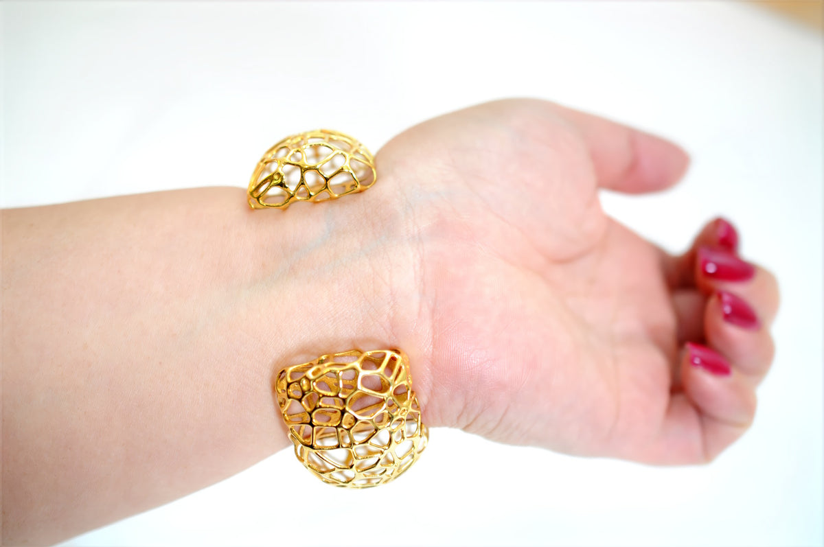 Symbiote cuff, a biology gift