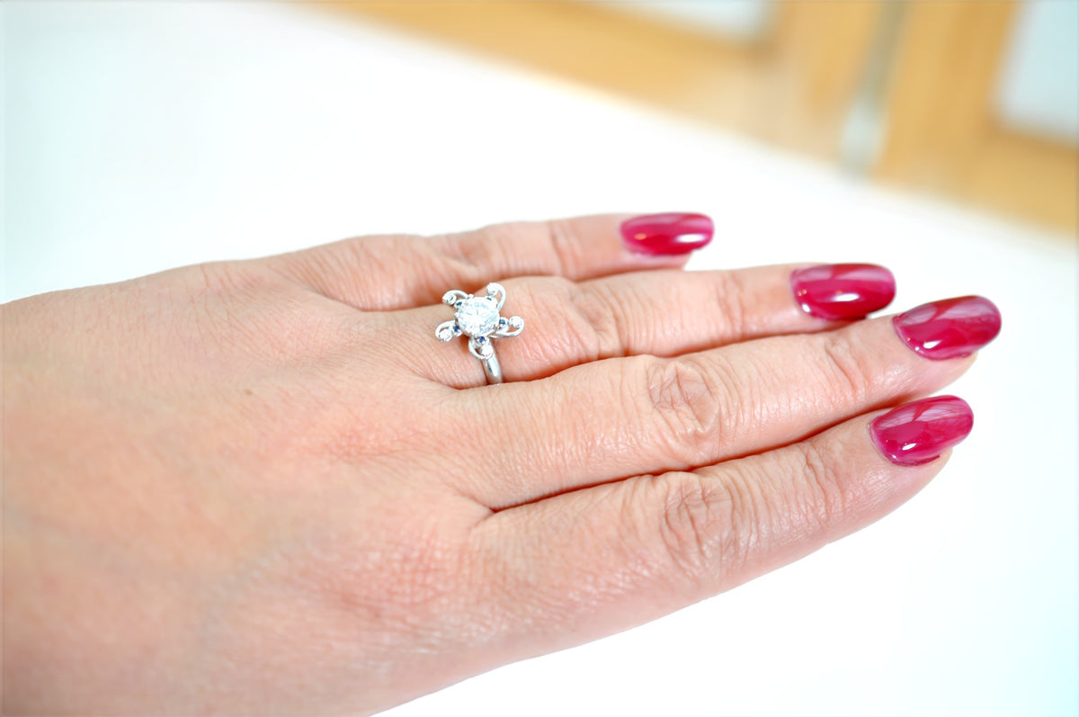 Viisi diamond and sapphire cluster engagement ring